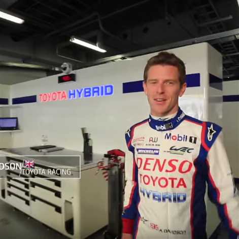Bliskie spotkanie z hybrydowym bolidem Toyoty TS040 – zobacz film