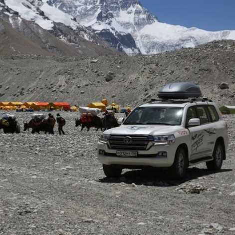 Toyotą Land Cruiser na Mount Everest