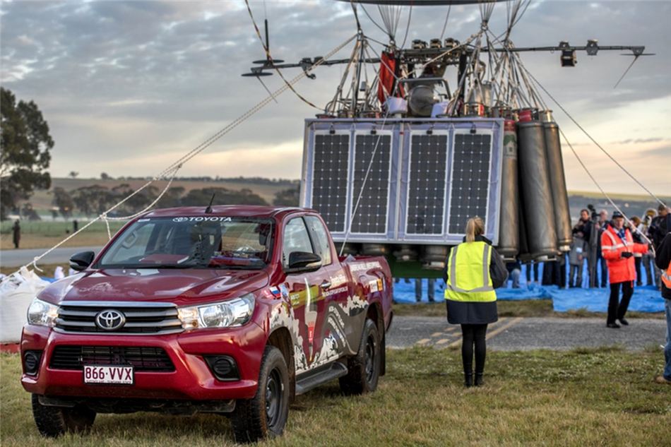 Toyota Hilux w pogoni za balonem dookoła świata