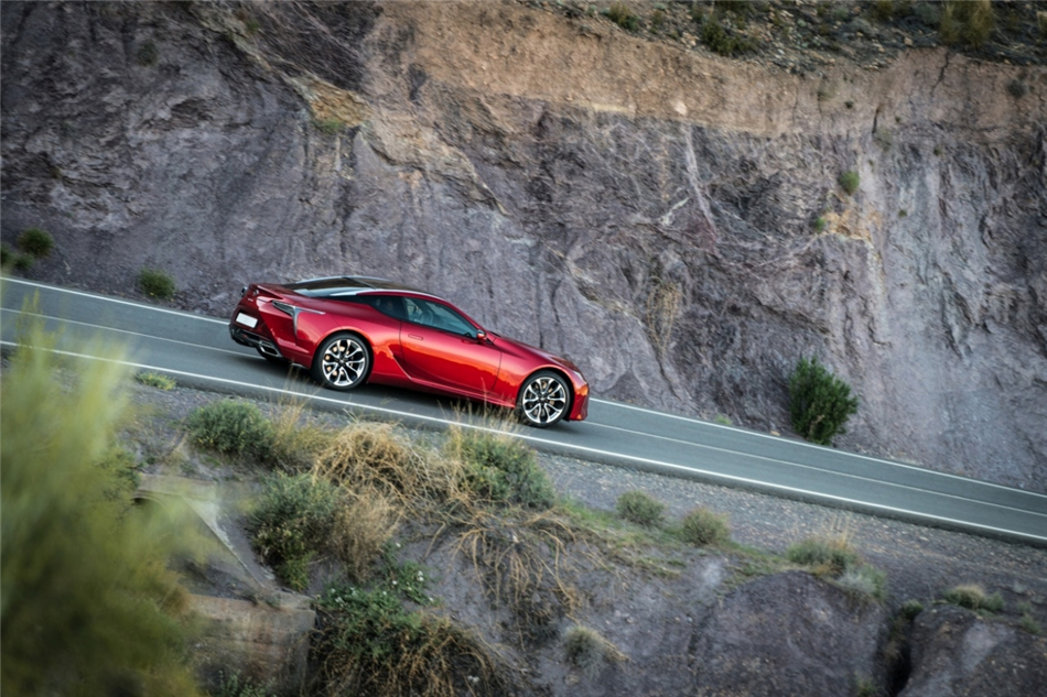 Przed Paris Motor Show 2016: Lexus LC w świecie mody