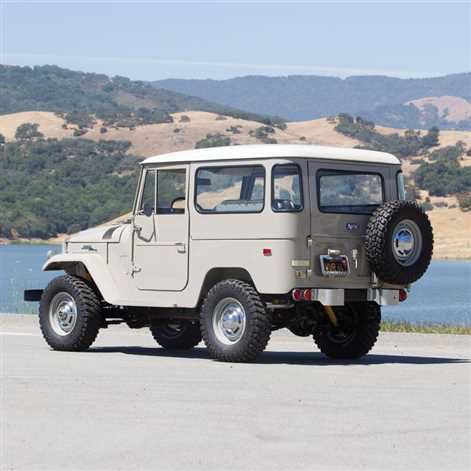 Toyota 2000GT i Land Cruiser FJ40 na licytacji