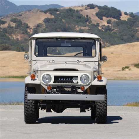 Toyota 2000GT i Land Cruiser FJ40 na licytacji
