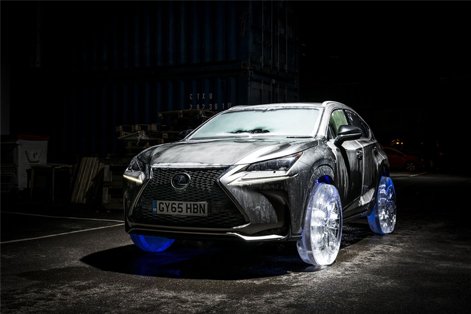 Lexus na lodowych kołach