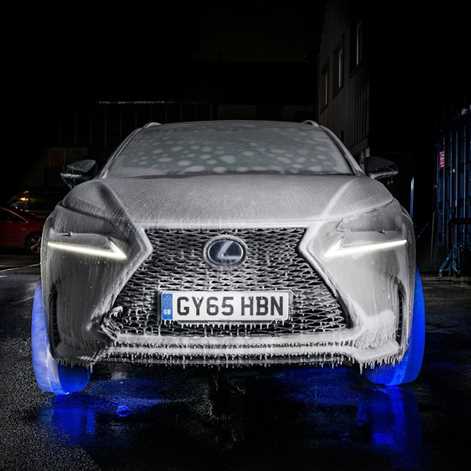 Lexus na lodowych kołach