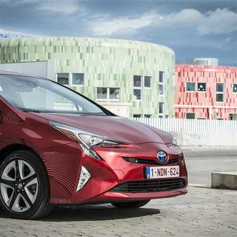Nowa Toyota Prius kolejnym milowym krokiem w rozwoju popularnych samochodów hybrydowych