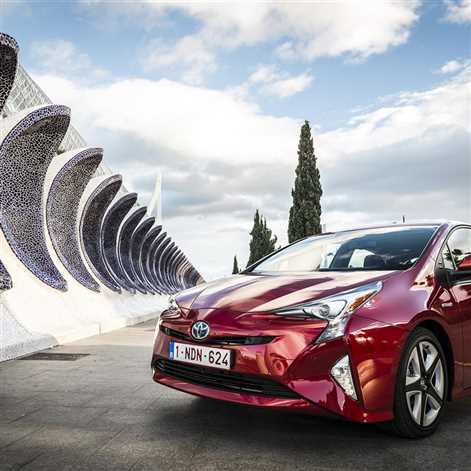 Nowa Toyota Prius kolejnym milowym krokiem w rozwoju popularnych samochodów hybrydowych