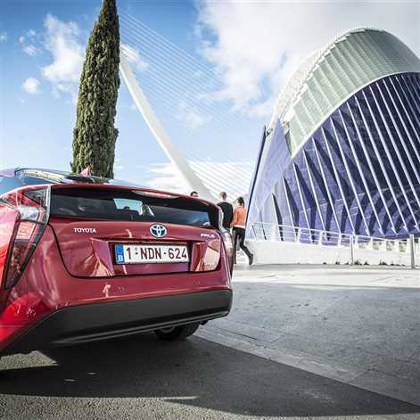 Nowa Toyota Prius kolejnym milowym krokiem w rozwoju popularnych samochodów hybrydowych