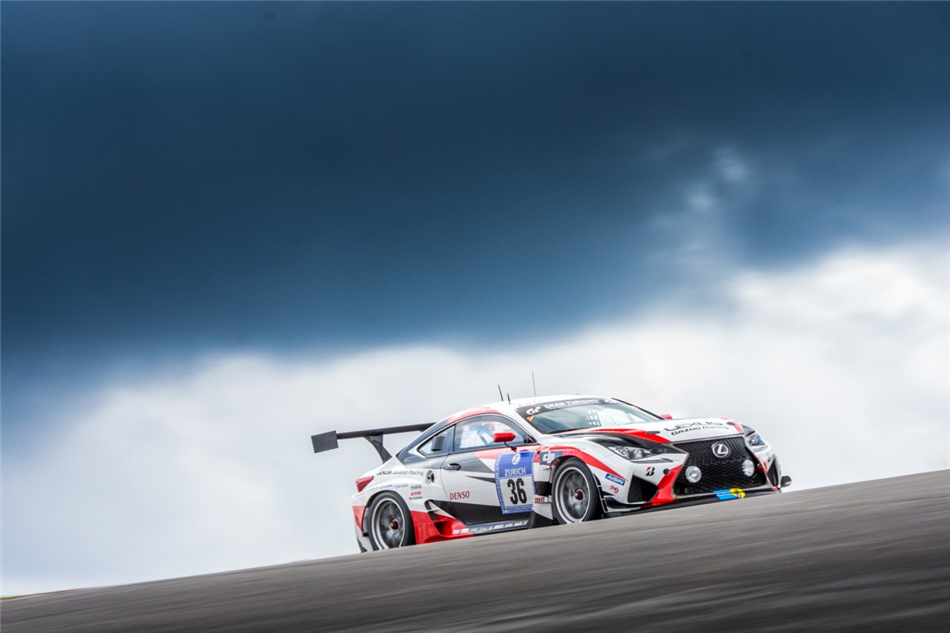 Toyota C-HR Racing i wyścigowe Lexusy na torze Nürburgring