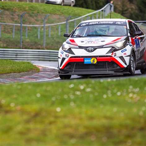 Toyota C-HR Racing i wyścigowe Lexusy na torze Nürburgring