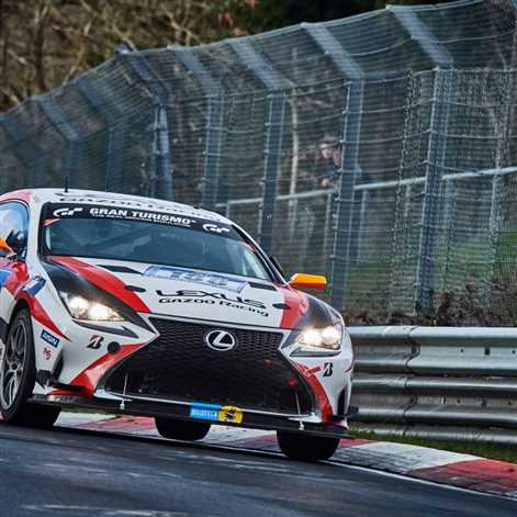 Toyota C-HR Racing i wyścigowe Lexusy na torze Nürburgring