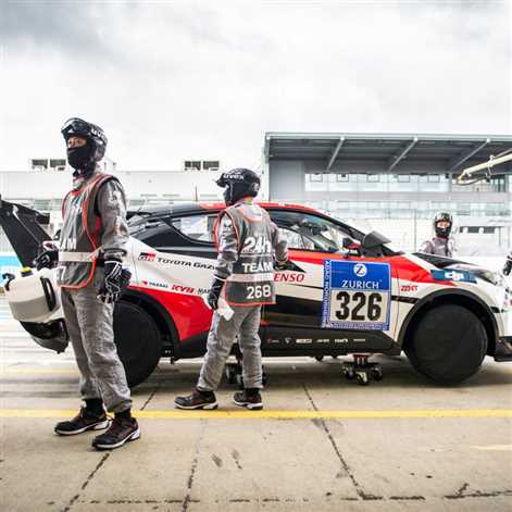 Toyota C-HR Racing i wyścigowe Lexusy na torze Nürburgring