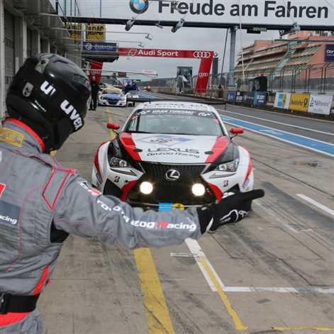 Toyota C-HR Racing i wyścigowe Lexusy na torze Nürburgring