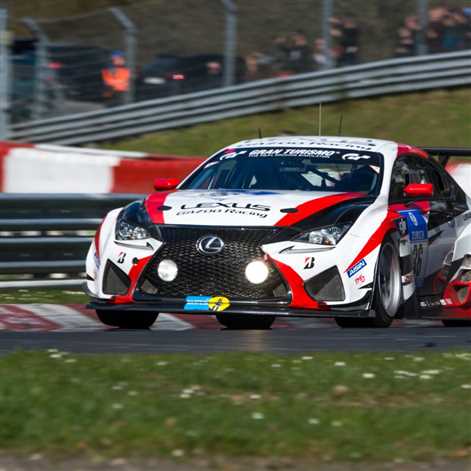 Toyota C-HR Racing i wyścigowe Lexusy na torze Nürburgring