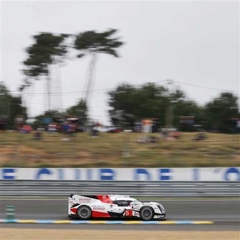 Zacięta walka Toyoty i Porsche w 24h Le Mans