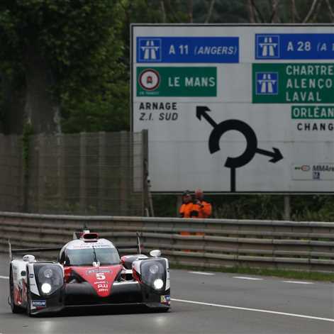 Zacięta walka Toyoty i Porsche w 24h Le Mans