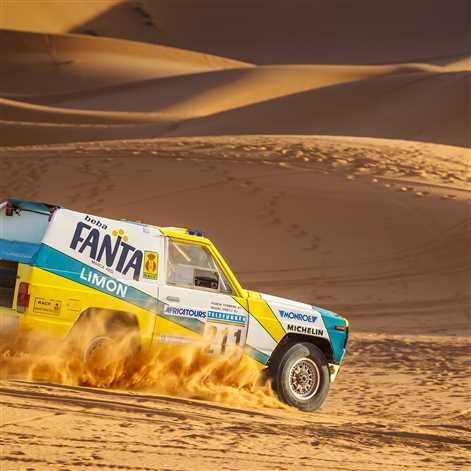 30 lat minęło: kultowy Nissan z rajdu Paryż-Dakar 1987 wraca na Saharę