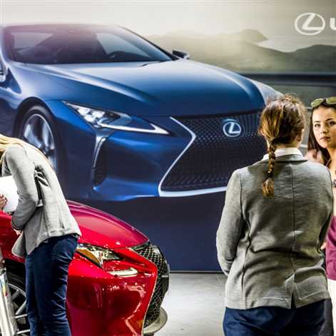 Lexus zwraca się ku kobietom kierowcom