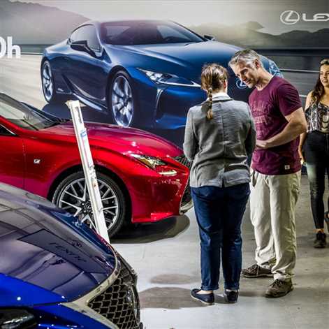 Lexus zwraca się ku kobietom kierowcom