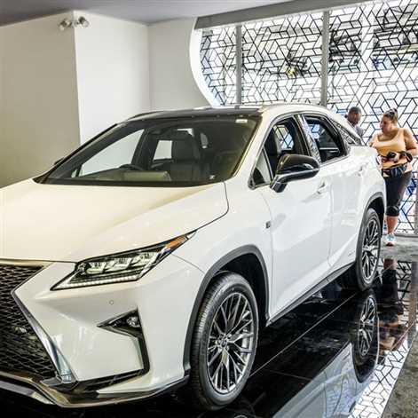 Lexus zwraca się ku kobietom kierowcom