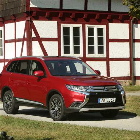 Mitsubishi Outlander 2017 i Outlander PHEV 2017 już w polskich salonach