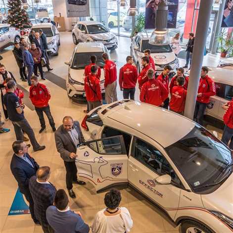Siatkarze z klubu Effector Kielce będą jeździć hybrydowymi crossoverami Toyota C-HR