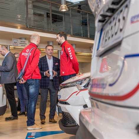 Siatkarze z klubu Effector Kielce będą jeździć hybrydowymi crossoverami Toyota C-HR