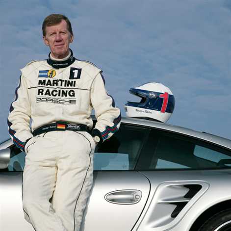 Porsche oddaje hołd ikonie motosportu – Walterowi Röhrlowi