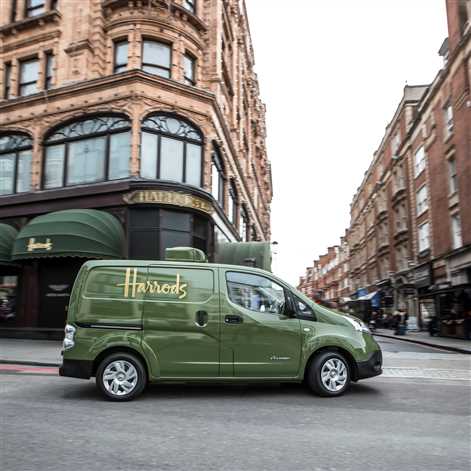 Nissan e-NV200 rewolucjonizuje flotę samochodów dostawczych Harrodsa