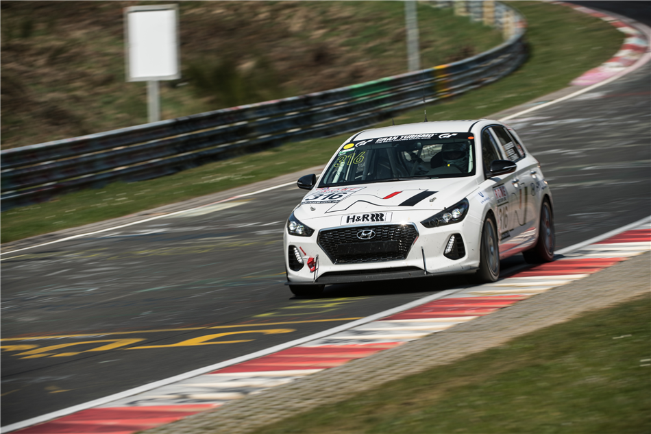 Hyundai testuje model i30 w sportowej wersji N na torze Nurburgring