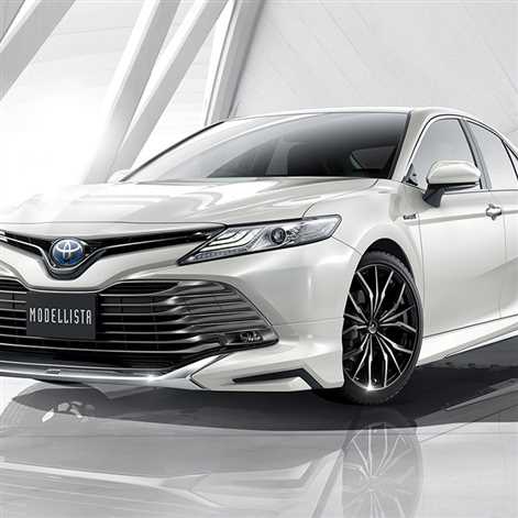 Toyota Camry 2018 z pakietami tuningowymi TRD i Modellista