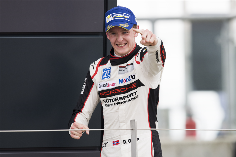 Junior Porsche Dennis Olsen świętuje zwycięstwo