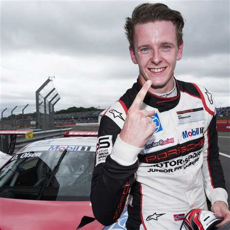 Junior Porsche Dennis Olsen świętuje zwycięstwo