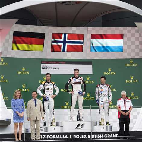 Junior Porsche Dennis Olsen świętuje zwycięstwo