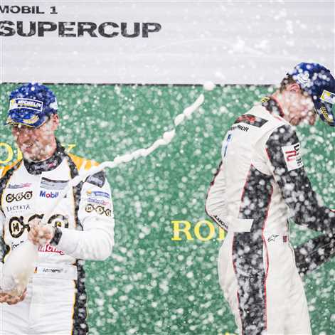 Junior Porsche Dennis Olsen świętuje zwycięstwo