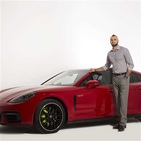 Marcin Gortat odbiera nowe Porsche Panamera 4 E-Hybrid