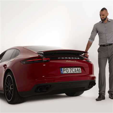 Marcin Gortat odbiera nowe Porsche Panamera 4 E-Hybrid