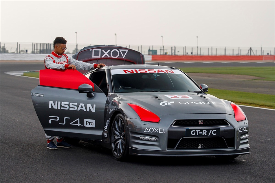 Nissan GT-R sterowany kontrolerem gry okrąża Silverstone
