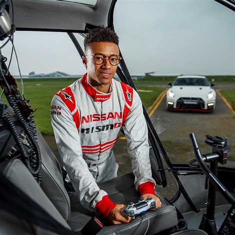 Nissan GT-R sterowany kontrolerem gry okrąża Silverstone