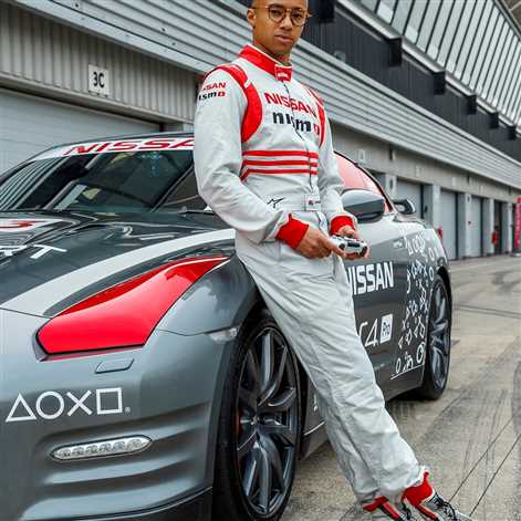 Nissan GT-R sterowany kontrolerem gry okrąża Silverstone