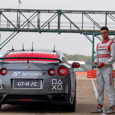 Nissan GT-R sterowany kontrolerem gry okrąża Silverstone
