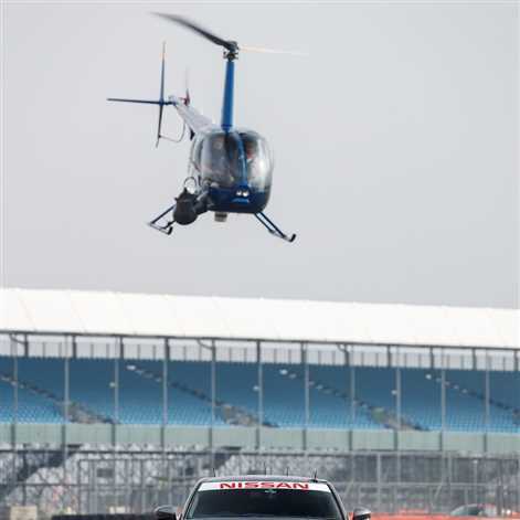 Nissan GT-R sterowany kontrolerem gry okrąża Silverstone