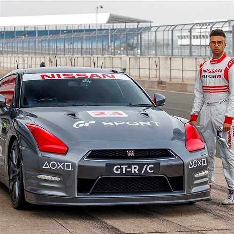 Nissan GT-R sterowany kontrolerem gry okrąża Silverstone