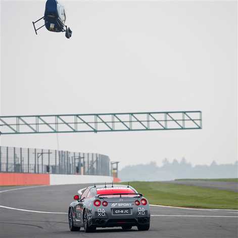 Nissan GT-R sterowany kontrolerem gry okrąża Silverstone
