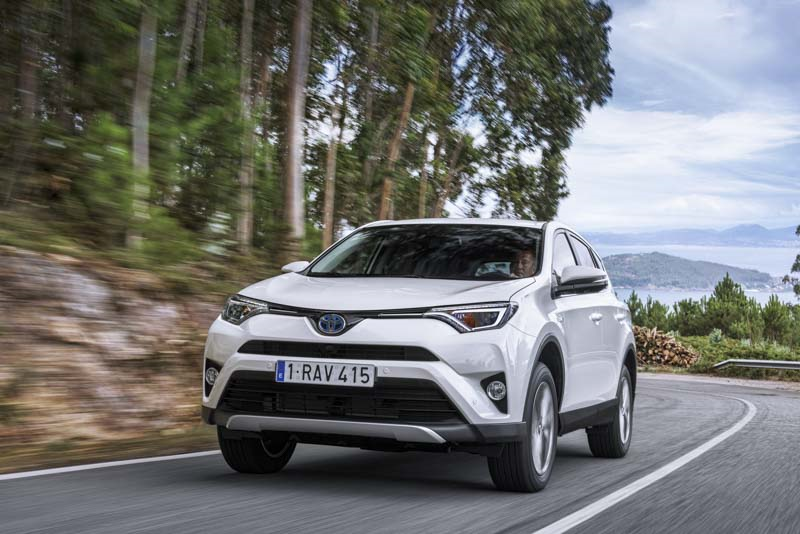 Toyota RAV4 najpopularniejszym średnim SUV-em