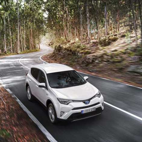 Toyota RAV4 najpopularniejszym średnim SUV-em