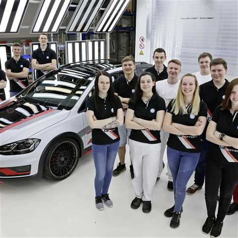 Stażyści zaprojektowali własne Golfy