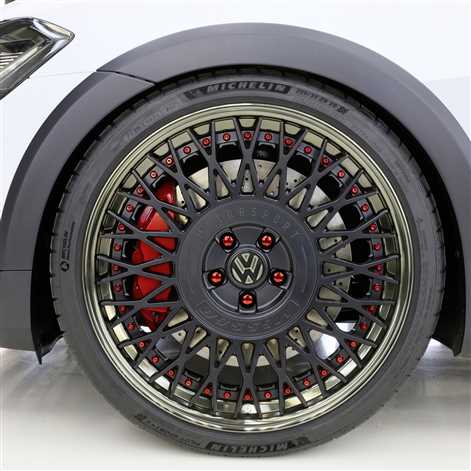 Stażyści zaprojektowali własne Golfy