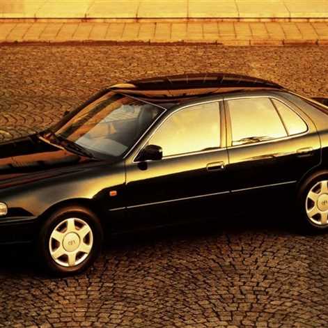 Tak zmieniały się średniej wielkości sedany Toyoty w Polsce