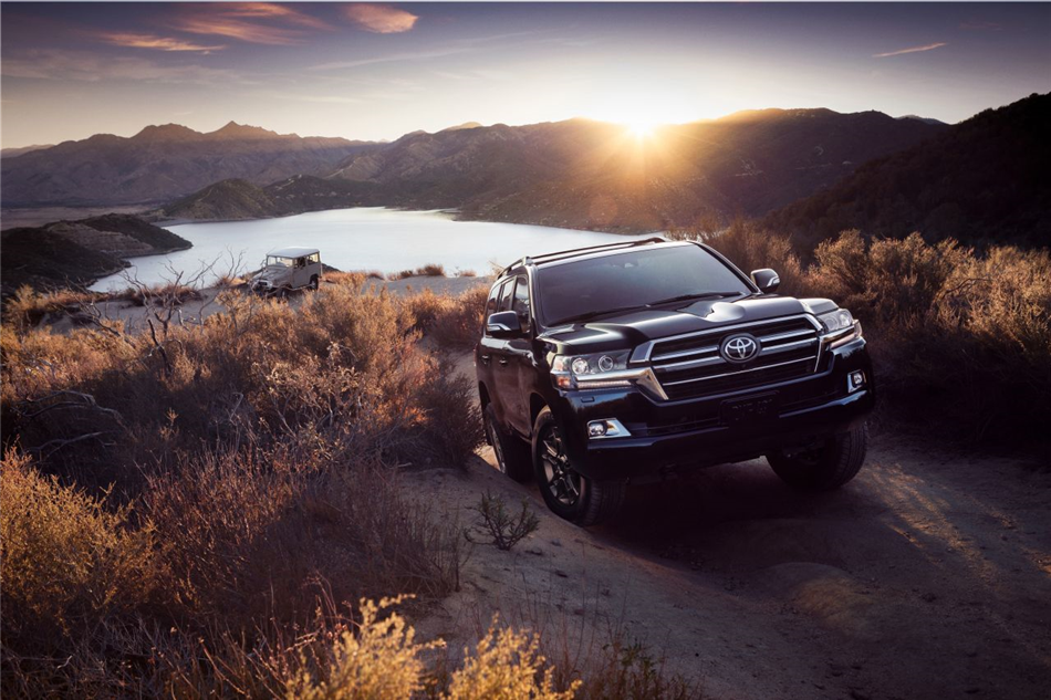 Toyota Land Cruiser 300 z hybrydą V6 jeszcze w tym roku?