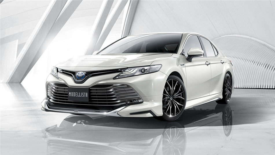 Toyota Camry 2018 z pakietami tuningowymi TRD i Modellista 